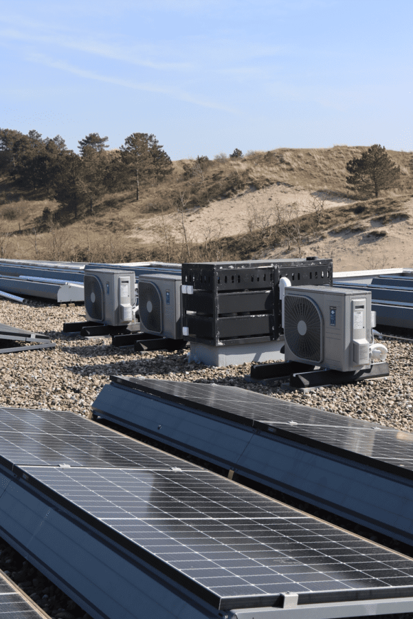 Verduurzaming-650-Woningen-woningcorporatie-KennemerWonen-warmtepomp-dak-LR-01